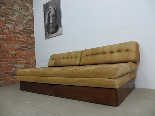 Divano letto vintage in pelle in vendita su Pamono Divano letto vintage in pelle in vendita su Pamono