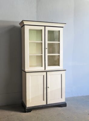 Credenza vintage in legno con vetrina in vendita su Pamono Credenza vintage in legno con vetrina in vendita su Pamono