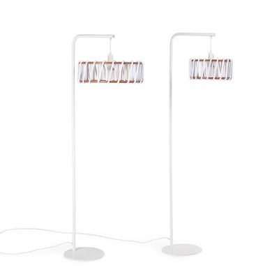 Weiße Macaron Stehlampe mit kleinem weißen Schirm von Silvia Ceñal ... Weiße Macaron Stehlampe mit kleinem weißen Schirm von Silvia Ceñal ...