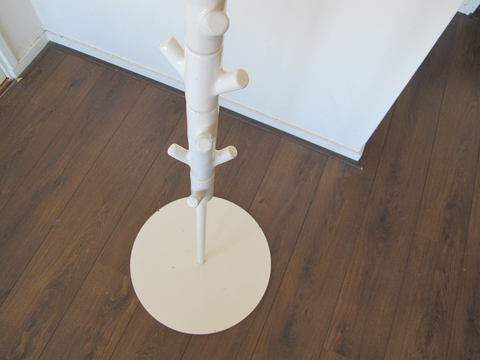 bone garderobenstaender von richard hutten fuer planet 5