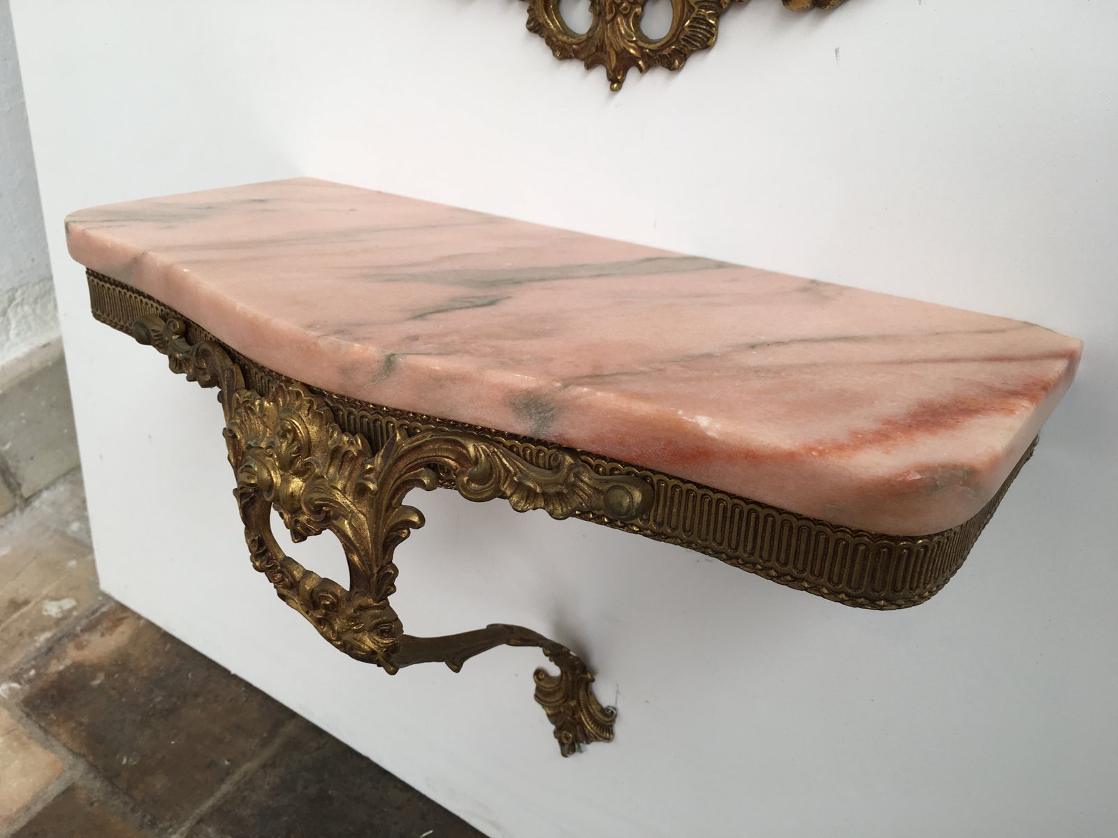 Consolle con specchio antico in ottone e marmo rosa, Italia in ... Consolle con specchio antico in ottone e marmo rosa, Italia in ...