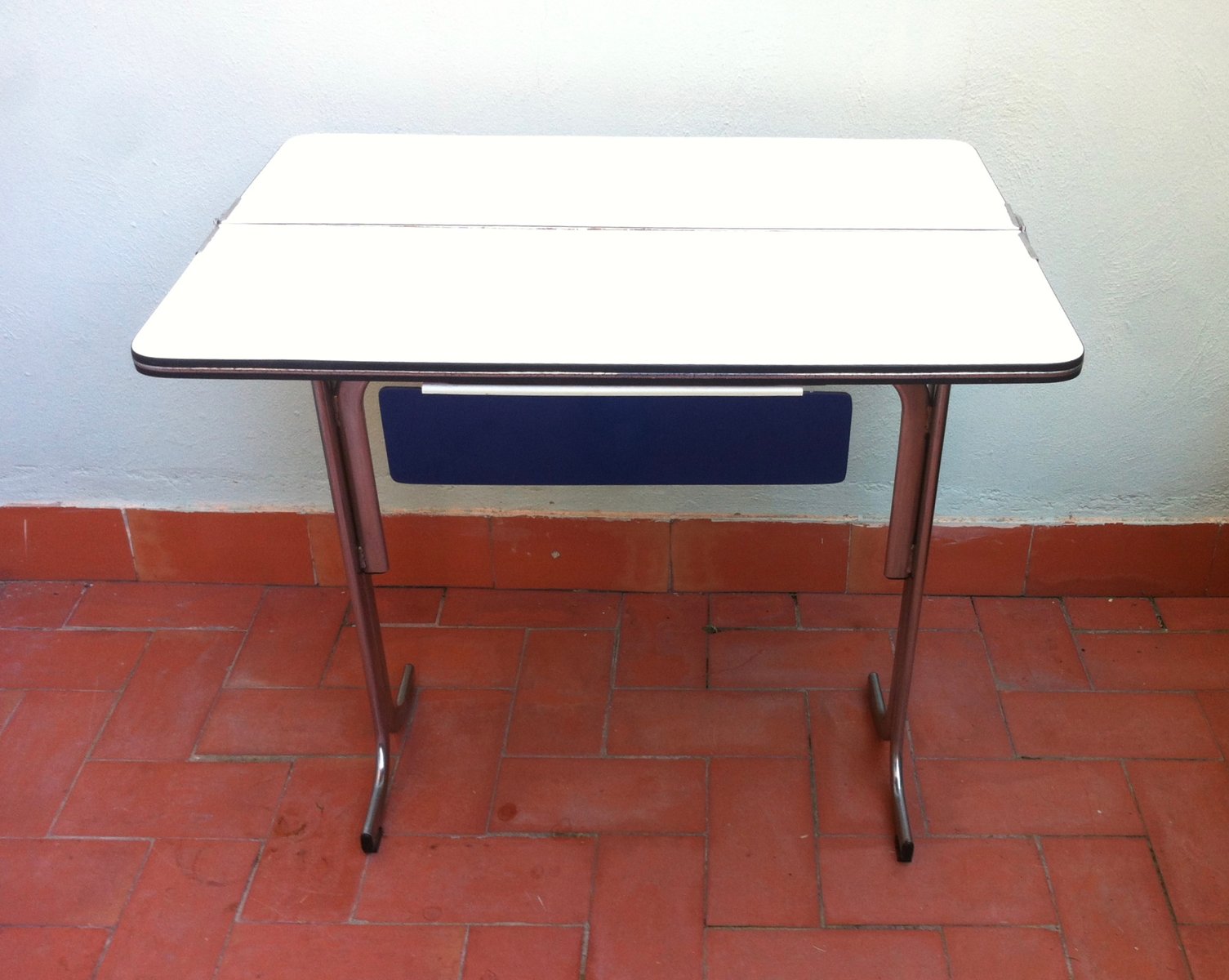 Tavolo da cucina pieghevole in formica con cassetto, Belgio, anni ... Tavolo da cucina pieghevole in formica con cassetto, Belgio, anni ...