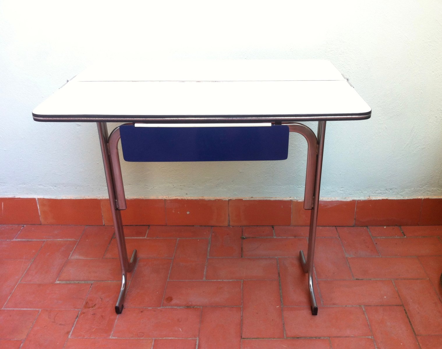 Tavolo da cucina pieghevole in formica con cassetto, Belgio, anni ... Tavolo da cucina pieghevole in formica con cassetto, Belgio, anni ...