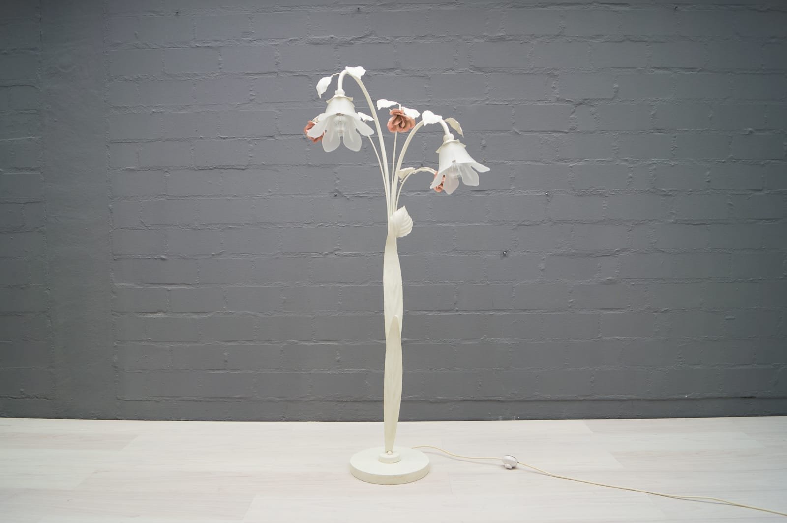 Italian Vintage Floral Floor Lamp in Metal, 1960s for sale at Pamono Italian Vintage Floral Floor Lamp in Metal, 1960s for sale at Pamono
