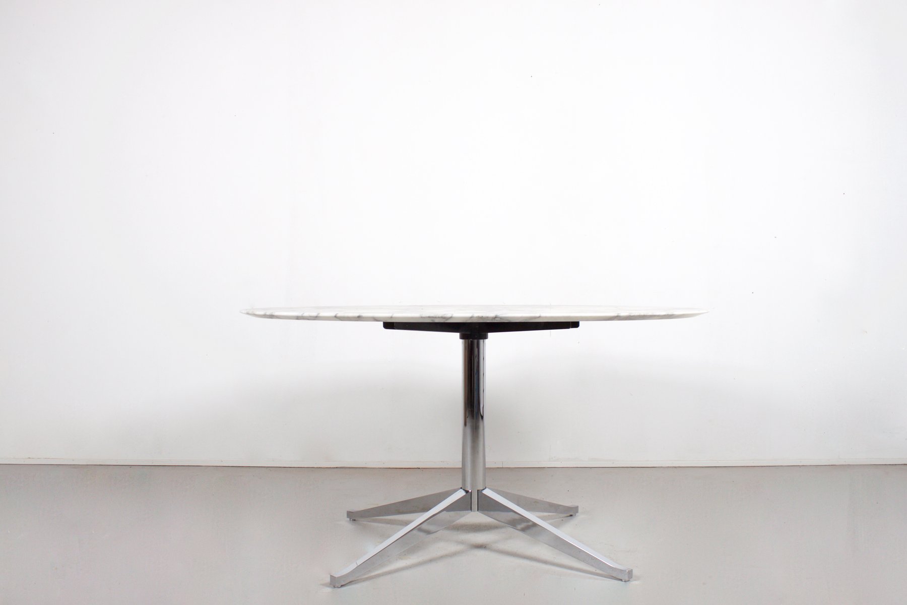 Vintage Round Marble Dining Table By Florence Knoll For Vintage Round Marble Dining Table By Florence Knoll For International At Pamono