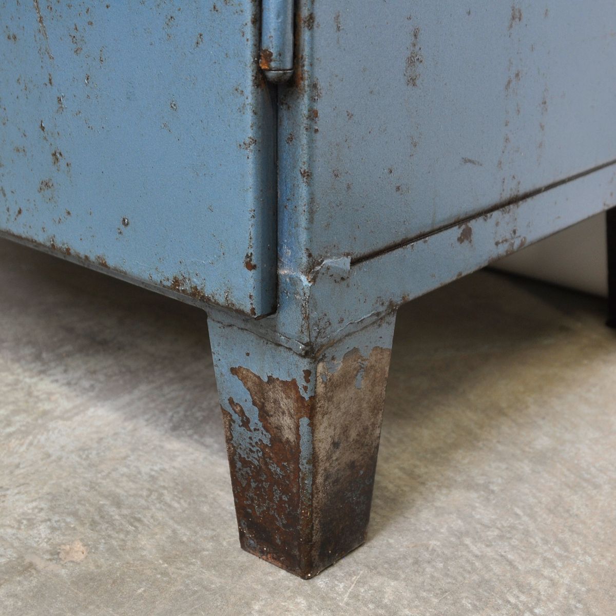Blauer Vintage Industrie Schrank, 1960er bei Pamono kaufen