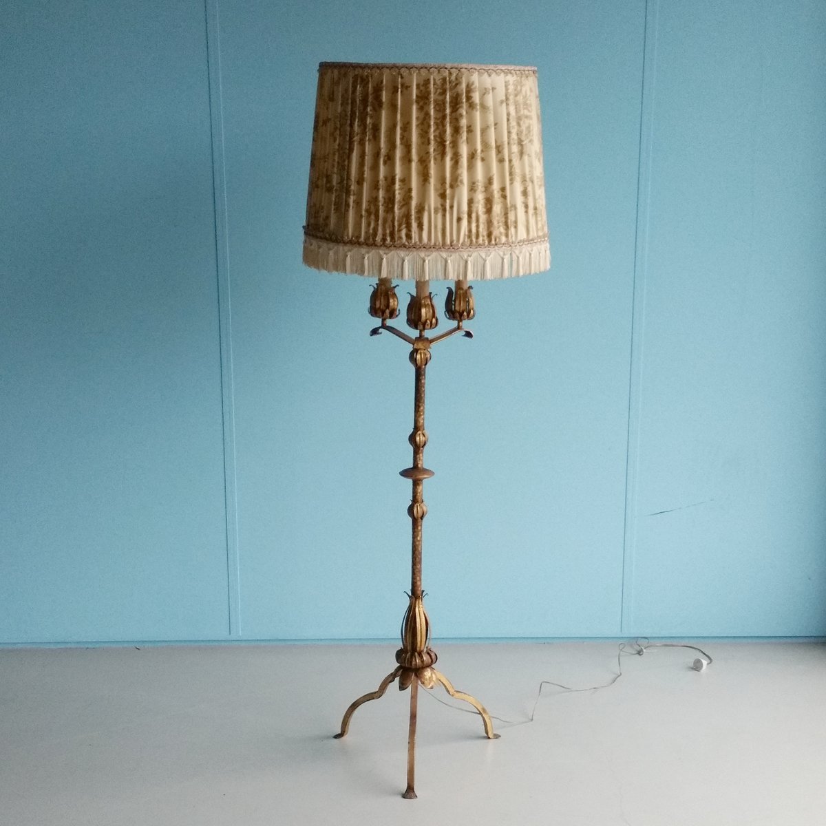 Gilt Metal Floor Lamp with Faux Candles, 1960s for sale at Pamono Gilt Metal Floor Lamp with Faux Candles, 1960s for sale at Pamono