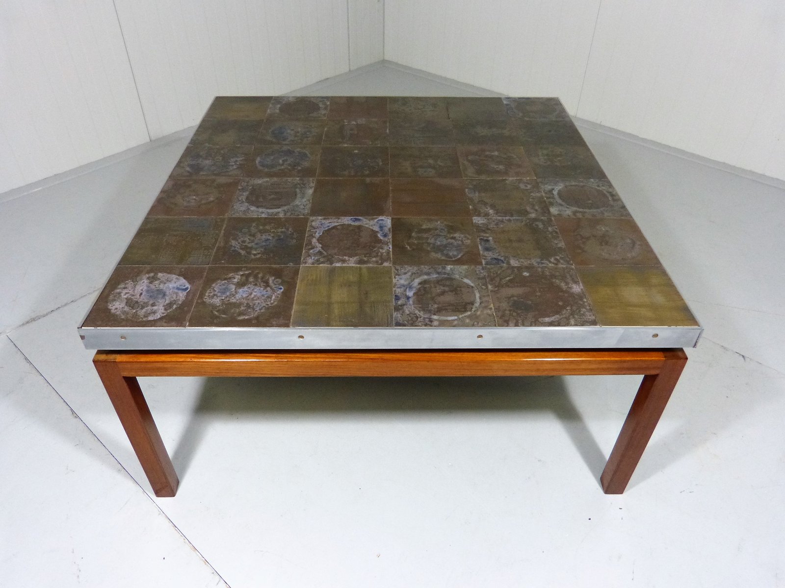 Mid Century Large Square Coffee Table With Tile Top En Vente Sur Mid Century Large Square Coffee Table