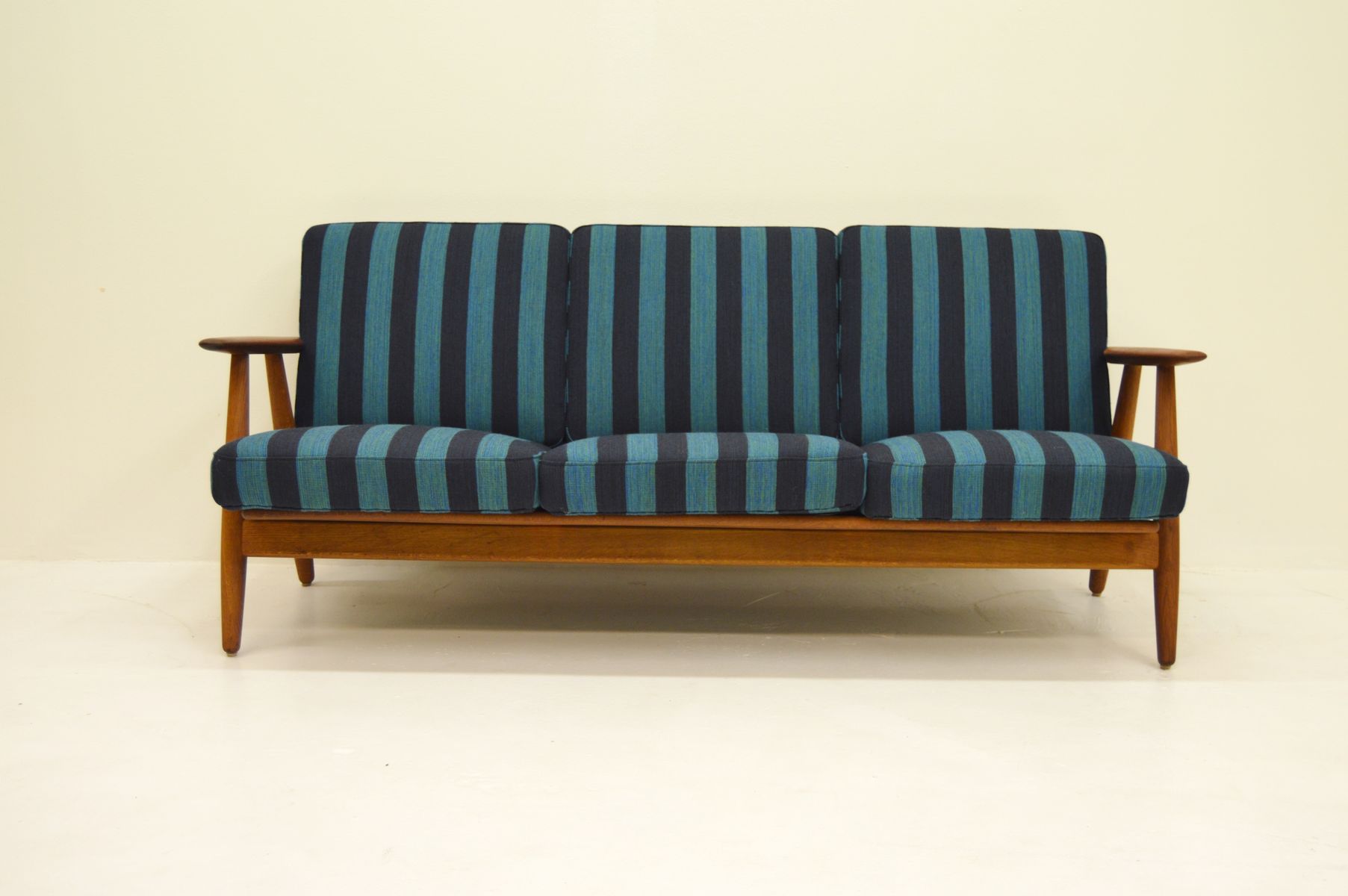 Model Ge 240 Cigar Sofa By Hans J Wegner For Getama 1950s Model Ge 240 Cigar Sofa By Hans J Wegner For Getama 1950s