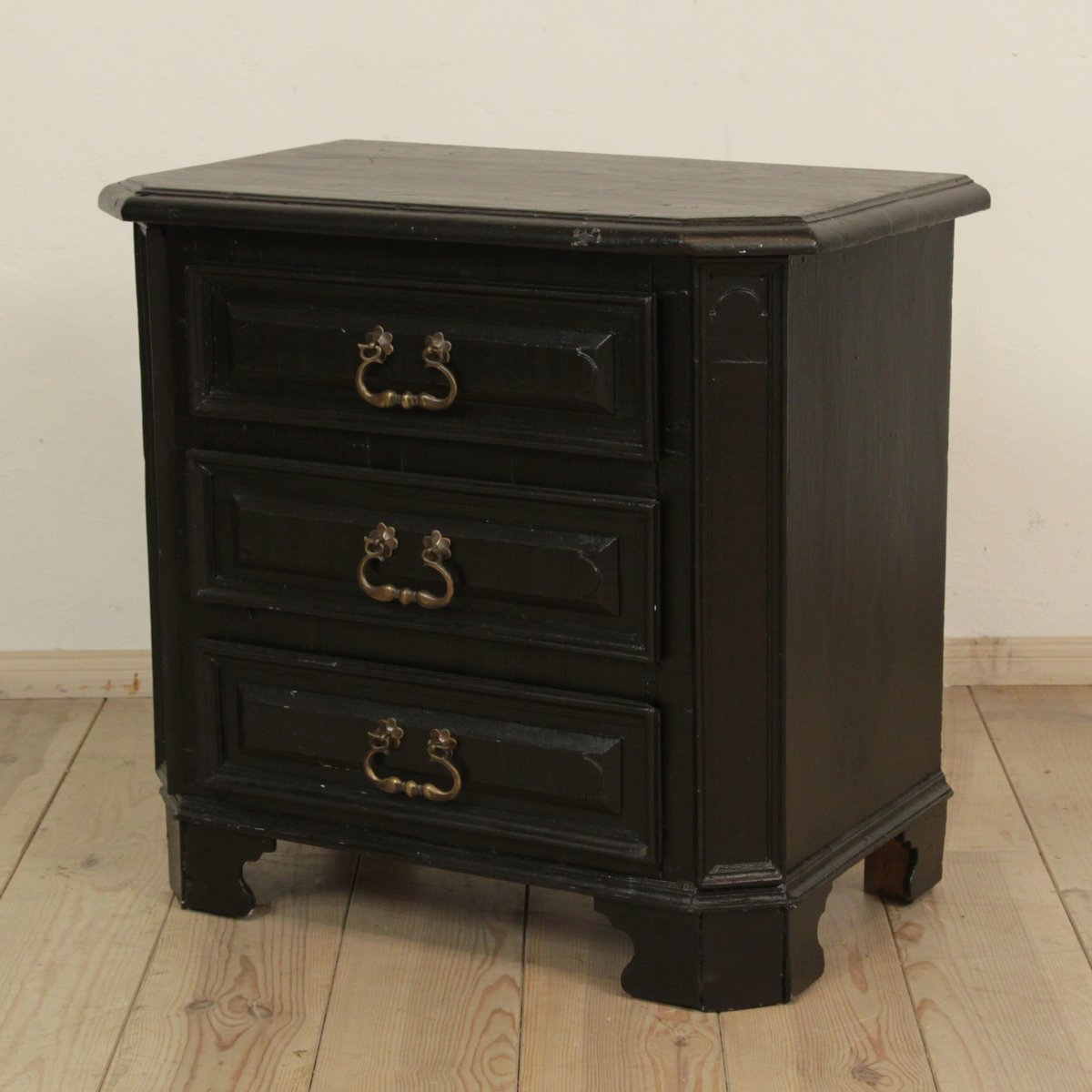 Small Antique Black Lacquered Wooden Chest, 1810 for sale at Pamono