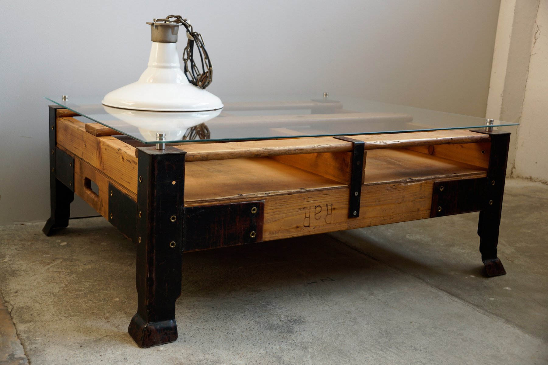Table Basse Palette Industrielle table basse palette industrielle avec dessus en verre en Table Basse Palette Industrielle table basse palette industrielle avec dessus en verre en